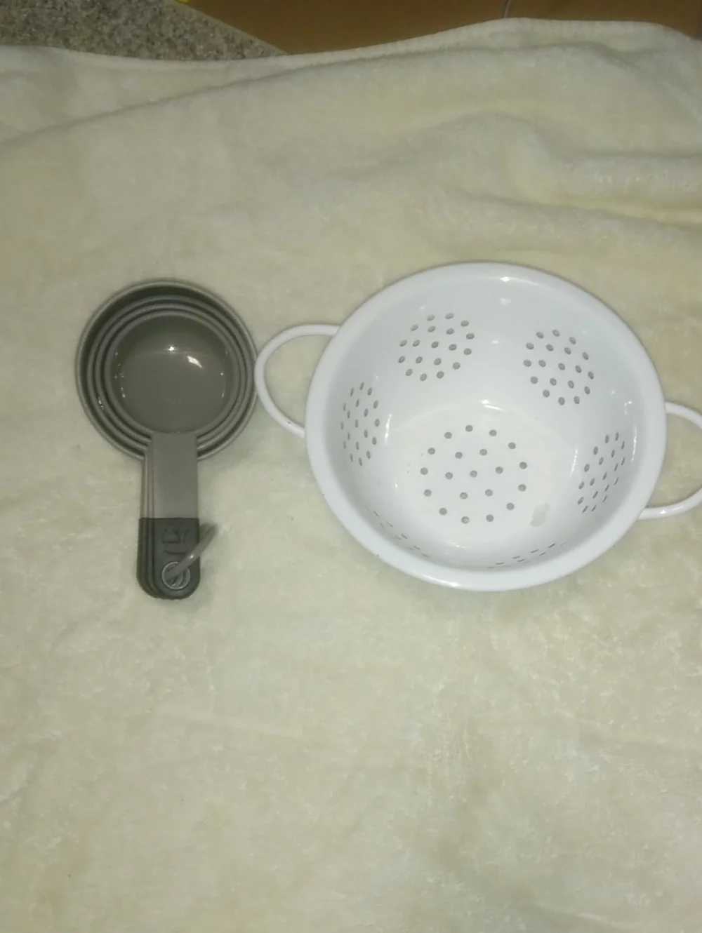 Metal Colander with Measuring Cups